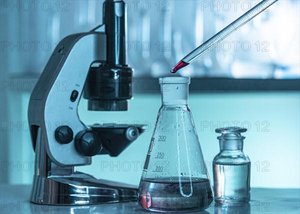 Lab glassware microscope arrangement