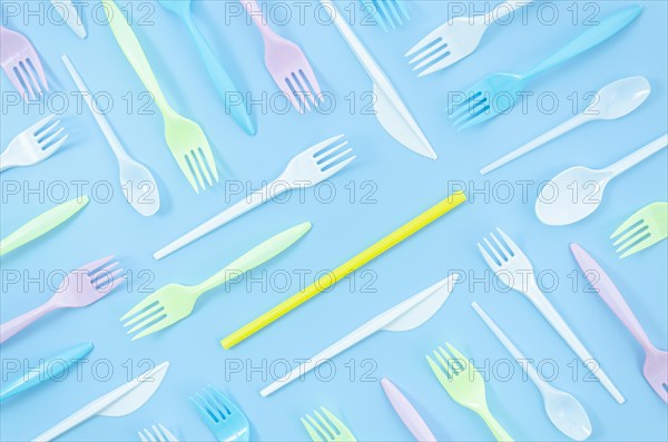 Top view disposable picnic cutlery composition