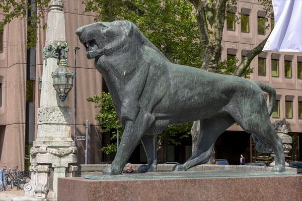 Bronze statues of the Bergischer Loewen by Philipp Hart