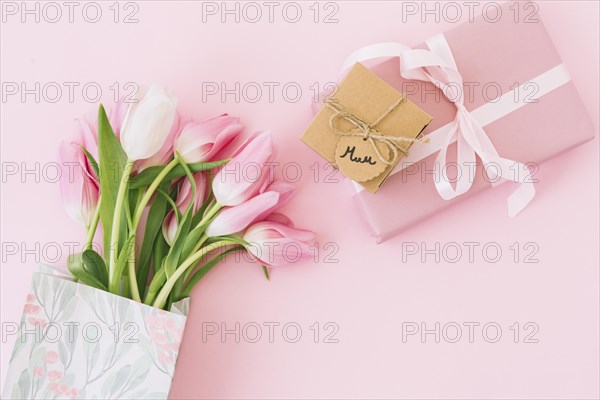 Mum inscription with tulips gift box