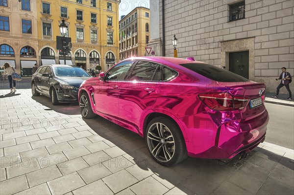 Car in extreme metallic colour