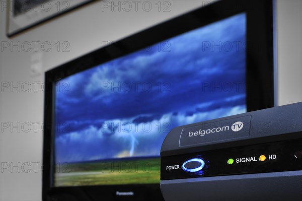 Standby lights from modem for digital television