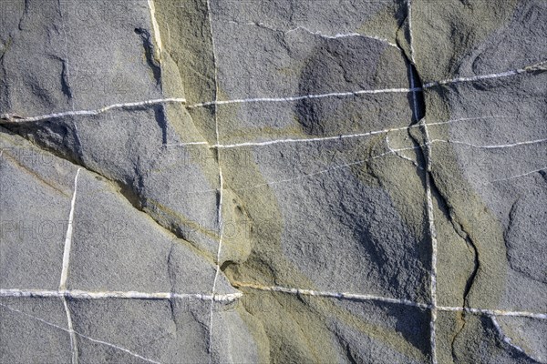 Stone structures in the Buca delle Fate