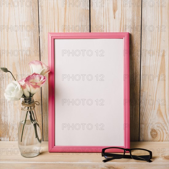 Vase spectacles near white frame desk