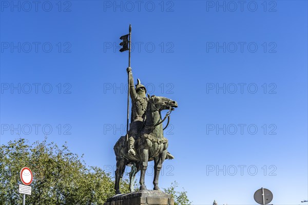Statue of Vimara Peres in front of the Se do Porto Cathedral