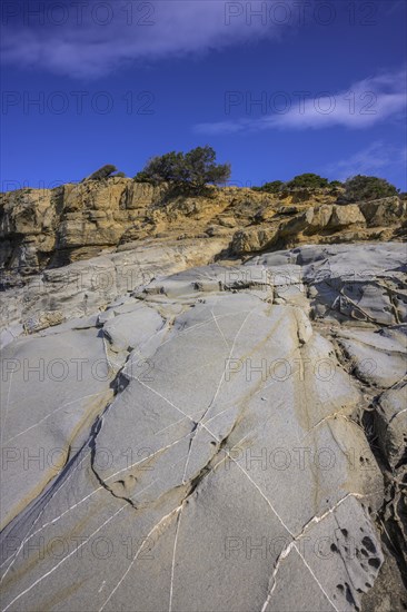 Stone structures in the Buca delle Fate