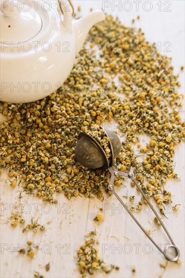 Strainer teapot chamomile