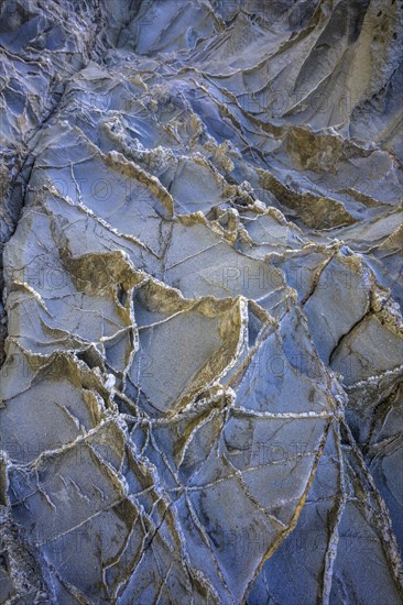 Stone structures in the Buca delle Fate