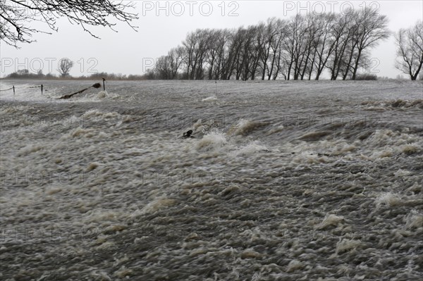 Overtopping of the dike during a storm surge on the Lower Weser island of Strohauser Plate