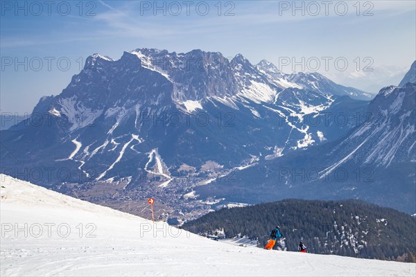 Skiers on the panoramic run with a view of the Zugspitze