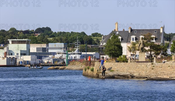 Entering the port of Concarneau
