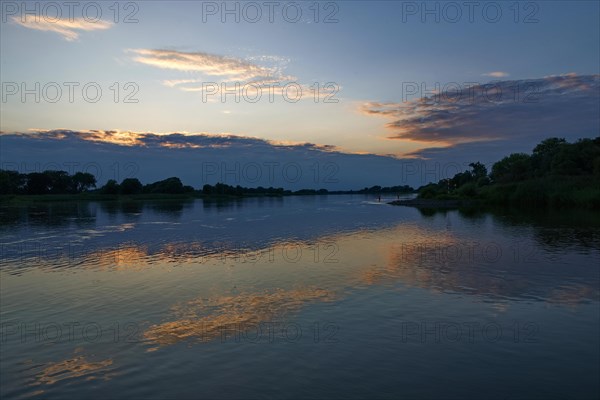 Evening twilight on the Elbe near Rueterberg