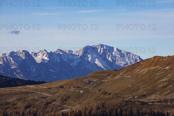 View from Hoher Zinken to Trattbergalm with Hoher Goell