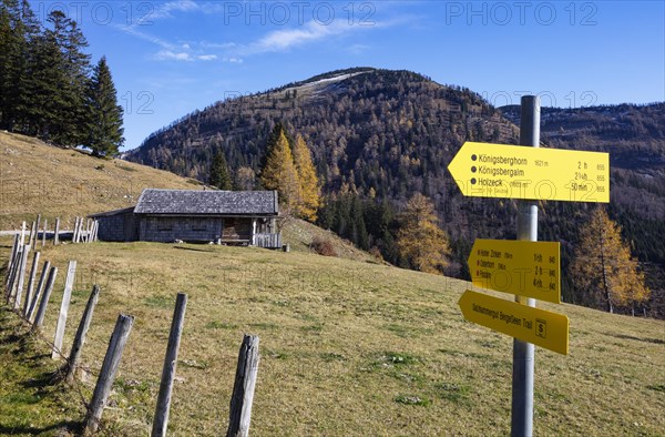 Signpost on the Genneralm with view to the Hoher Zinken