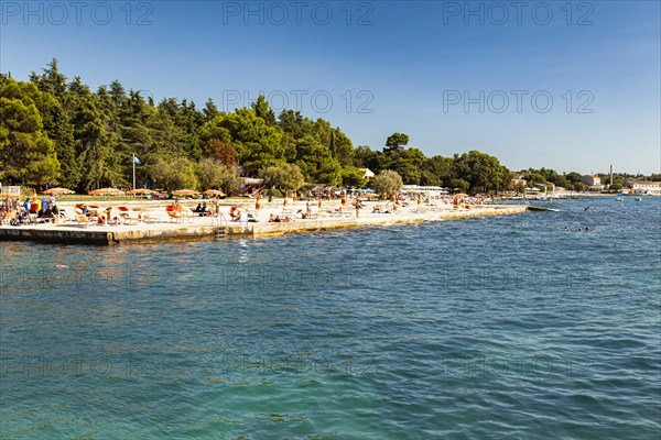 Beach on the stone coast of Spadici