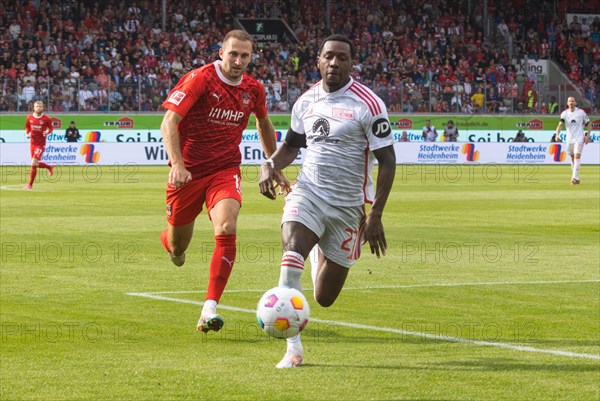 Sheraldo BECKER Union Berlin r. in a duel with Jonas FOEHRENBACH 1. FC Heidenheim