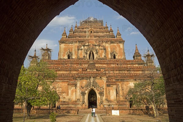Tourists visiting the Dhammayangyi Temple