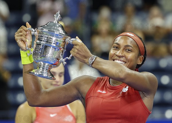 Coco Gauff USA haelt die Trophaee nach ihrem Sieg im Dameneinzel-Finale der US Open 2023