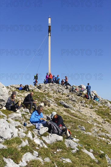 Many hikers at the summit of the Benediktenwand