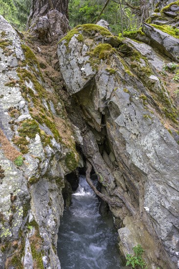 Flow through rocks at Berkwaal