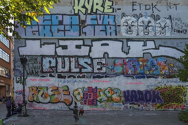 Grafitti on a house wall