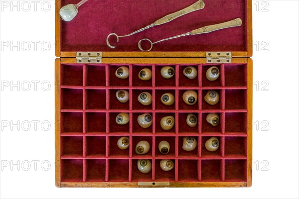 Case with assortment human glass eyes