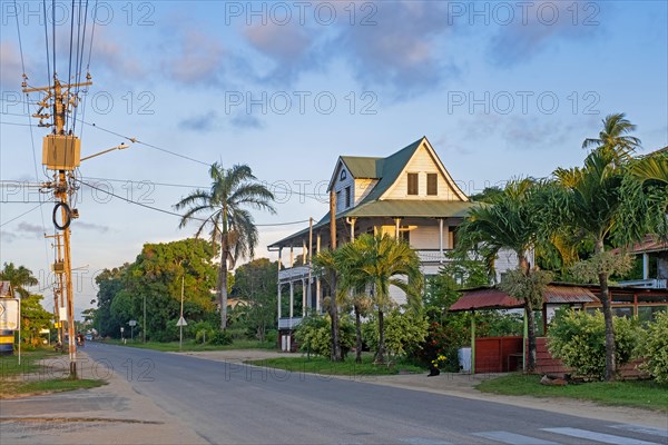 Colonial house in the town Totness