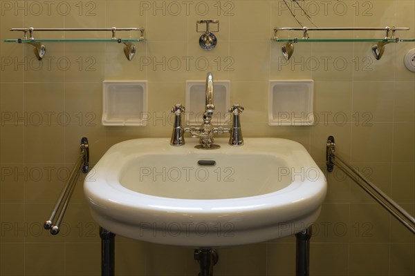 Hand basin