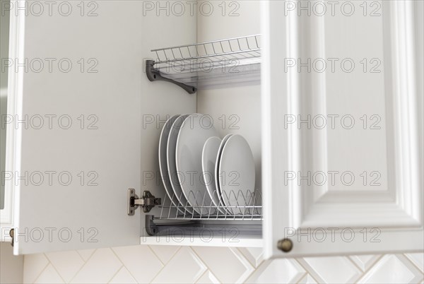 Arrangement with plates cabinet