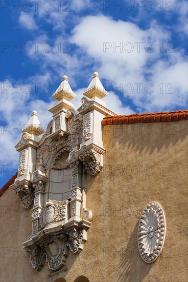 Clay plaster facade with stucco decoration