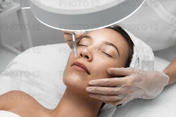 Beautician doing injection filler female client 7