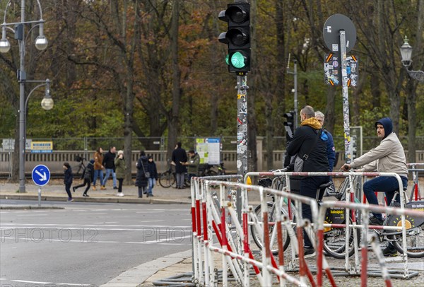 Road traffic in the cordoned-off area around the Holocaust Memorial