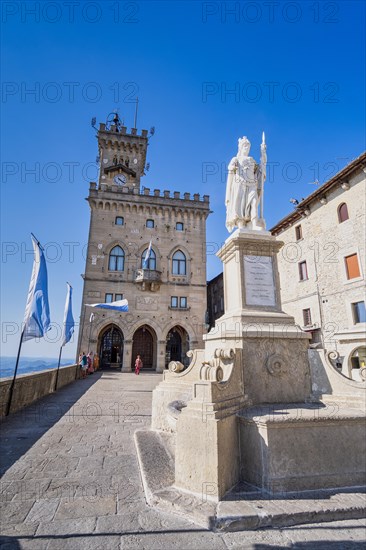 Statue of Liberty in front of Palazzo Pubblico