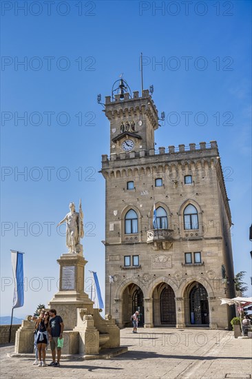 Statue of Liberty in front of Palazzo Pubblico