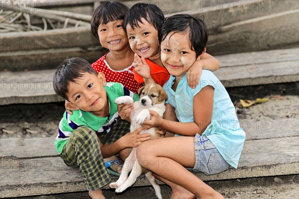 Children with thanaka paste on their faces