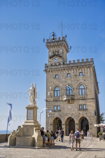 Statue of Liberty in front of Palazzo Pubblico
