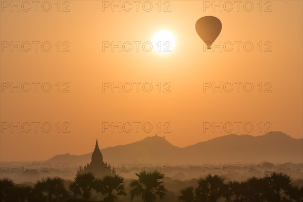Ballone ueber Bagan