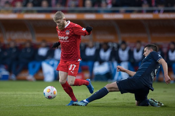 Jan-Niklas BESTE 1. FC Heidenheim left in a duel with Keven SCHLOTTERBECK VFL Bochum