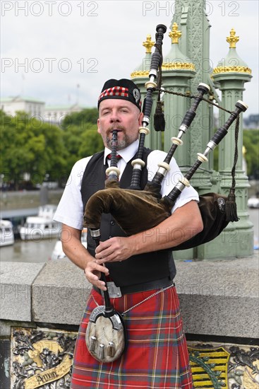Scotsman in kilt with bagpipes