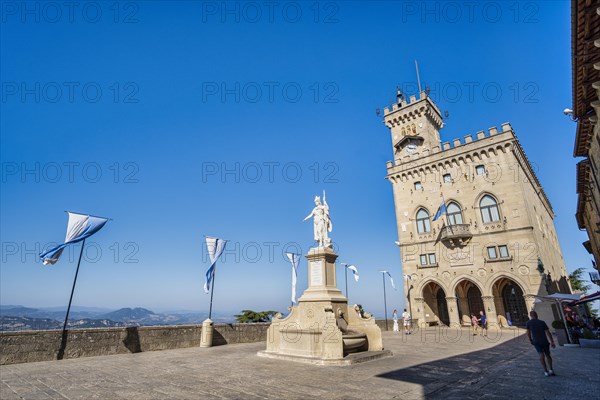 Statue of Liberty in front of Palazzo Pubblico