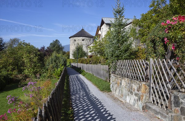 Circular route around the historic town wall