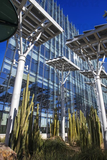 Photovoltaic system in front of glazed building