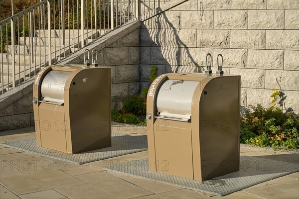Underground waste bins