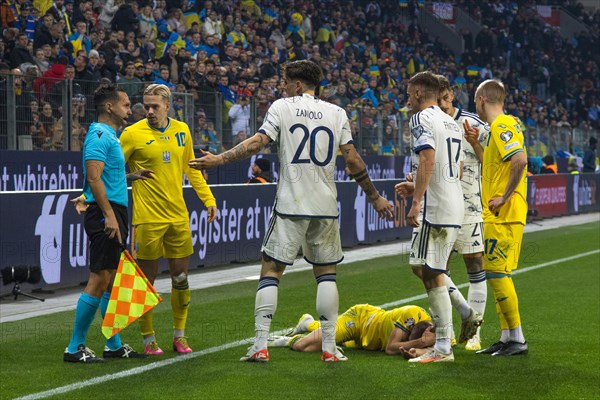 Nicolo' ZANIOLO Italy 10 centre discusses with the linesman and Mikhailo MUDRYK Ukraine 2nd from left