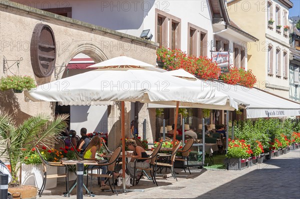 Street restaurant at the Romanesque House Maison Romane in Rue des Pelerins