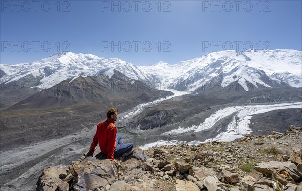 Mountaineer at Traveller's Pass with view of impressive mountain landscape, high mountain landscape