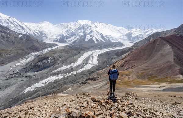 Mountaineer at Traveller's Pass with view of impressive mountain landscape, high mountain landscape