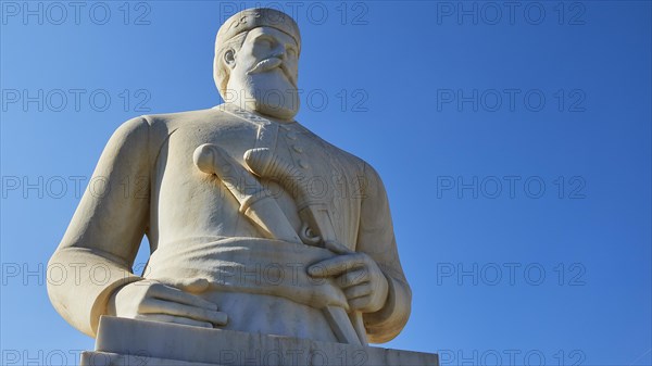 Statue of the resistance fighter and partisan Yannis Daskaloyannis, Imposing statue of a dignified