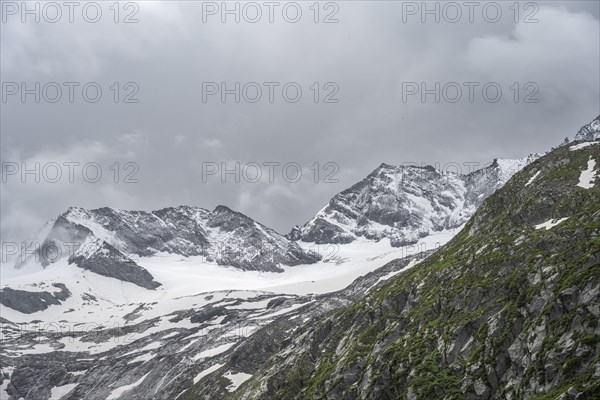 Glaciated mountain peaks Hoher Weiszint and Dosso Largo with Schlegeiskees glacier, Berliner