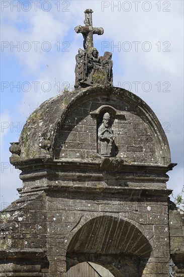 Triumphal arch, enclosed parish of Enclos Paroissial de Pleyben from the 15th to 17th century,